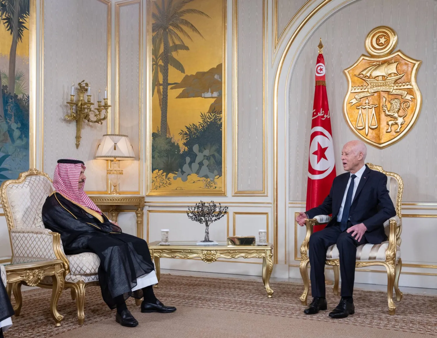 الرئيس التونسي خلال مباحثاته مع وزير الخارجية السعودي في قصر قرطاج الثلاثاء (واس)