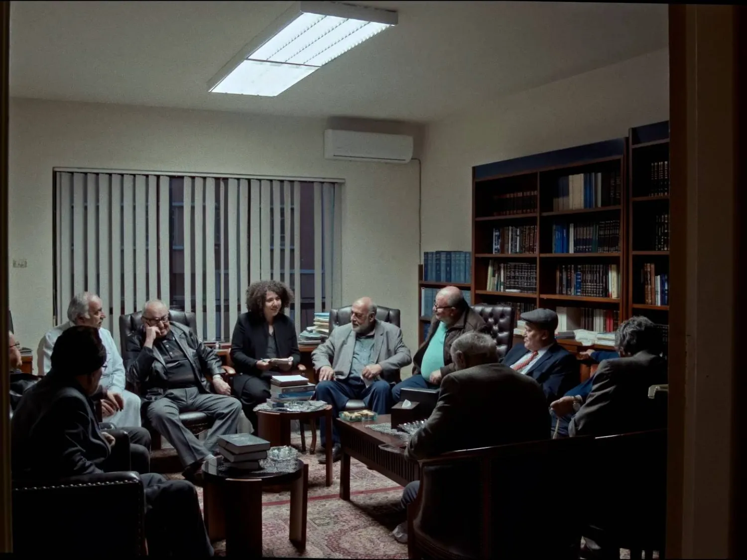 مشهد في الفيلم يجمع مصطفى قاسم بأصدقائه