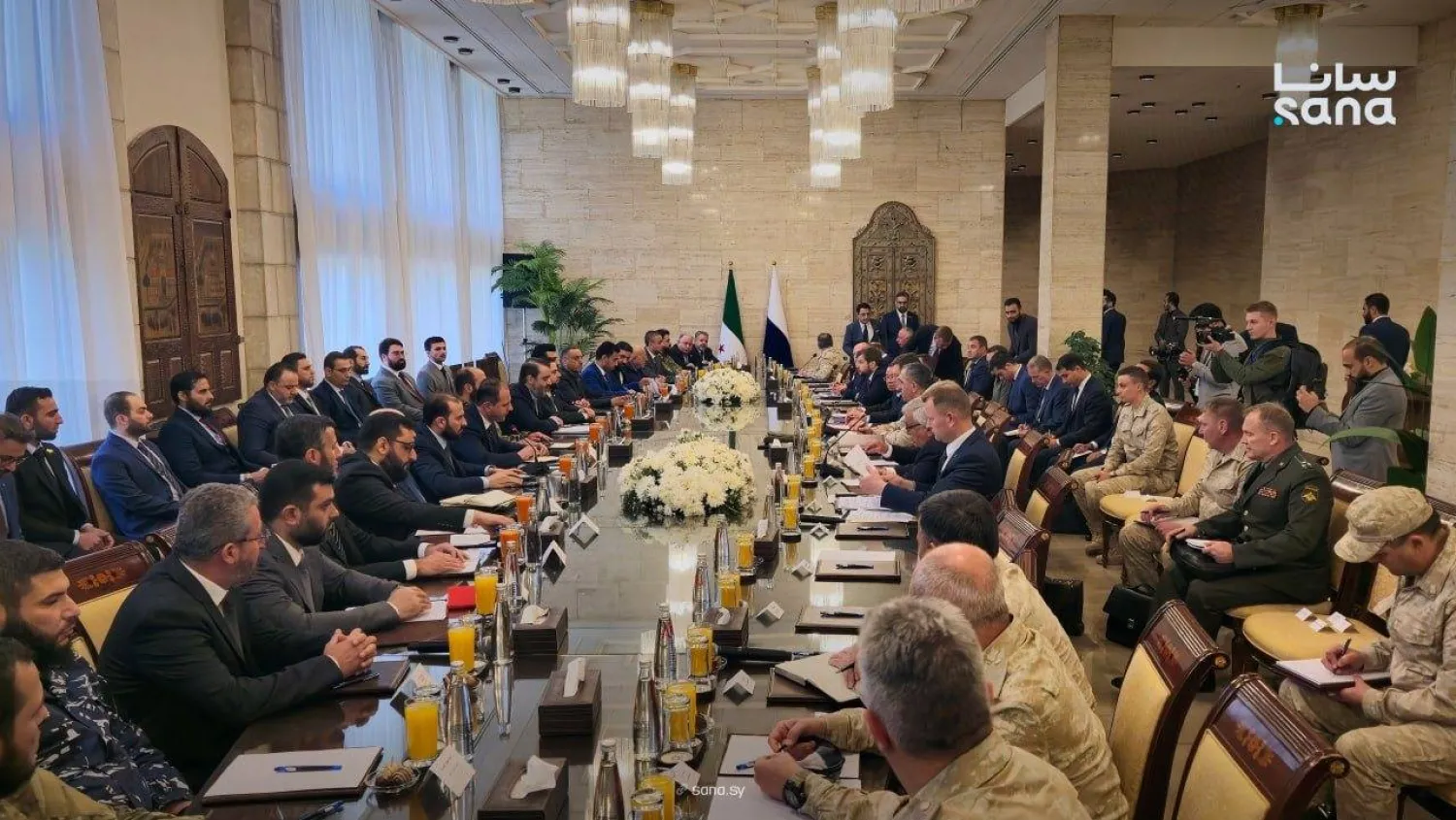 اجتماع سوري روسي موسع في قصر تشرين بدمشق (سانا)
