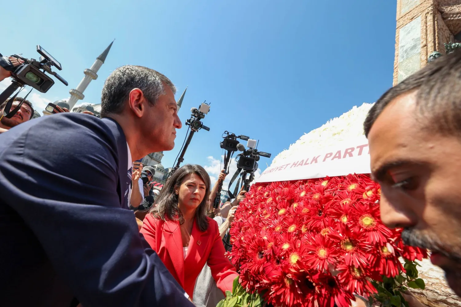 رئيس حزب «الشعب الجمهوري» أوزغور أوزيل يضع إكيليلاً من الزهور على النصب التذكاري لمصطفى كمال أتاتورك ورفاقه في ميدان تقسيم بمناسبة الاحتفال بالذكرى 102 لتأسيس الحزب (حساب الحزب في «إكس»)