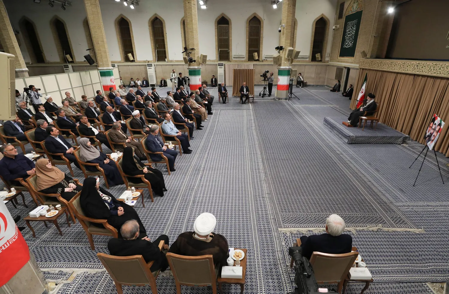 اجتماع المرشد الإيراني مع أعضاء حكومة مسعود بزشكيان مساء الأحد (موقع خامنئي)