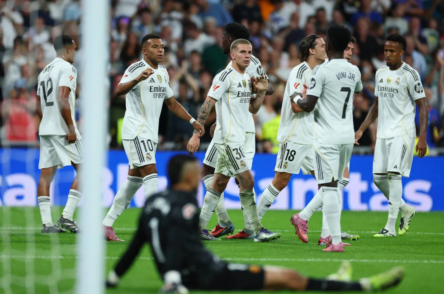 ريال مدريد ما زال معترضاً على عدم حصول فينيسيوس على «الكرة الذهبية» العام الماضي (رويترز)