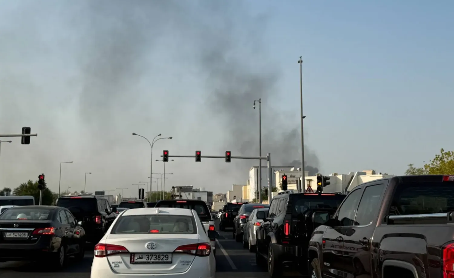 دخان يتصاعد بعد سماع دويّ عدة انفجارات في العاصمة القطرية الدوحة (رويترز)
