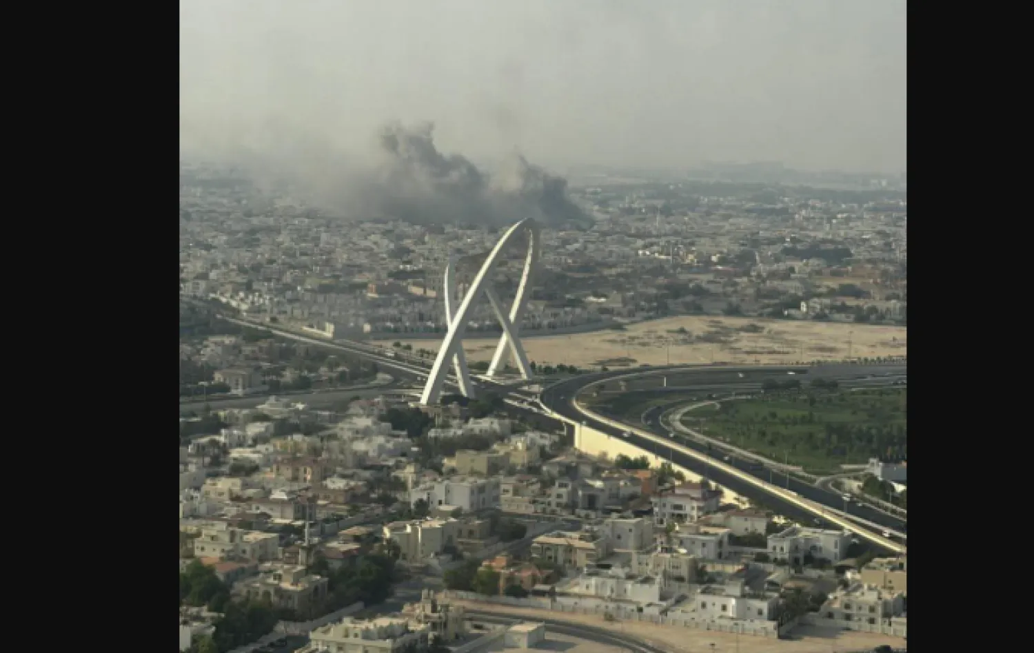 لقطة متداولة تُظهر الدخان يتصاعد في الدوحة بقطر