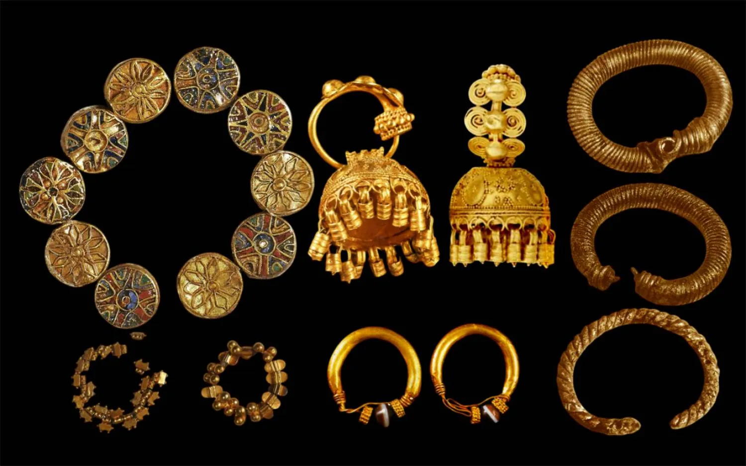 حلل ذهبية من قرية الفاو