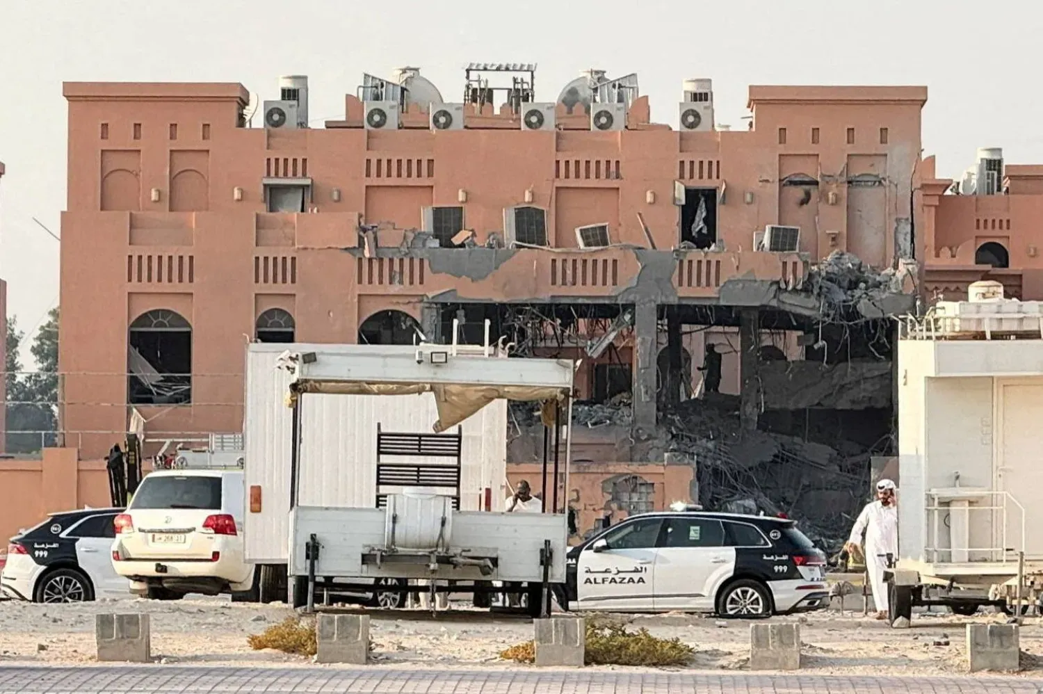 Salı günü Doha'da Hamas liderlerini hedef alan İsrail saldırısında hasar gören bir bina (Reuters)