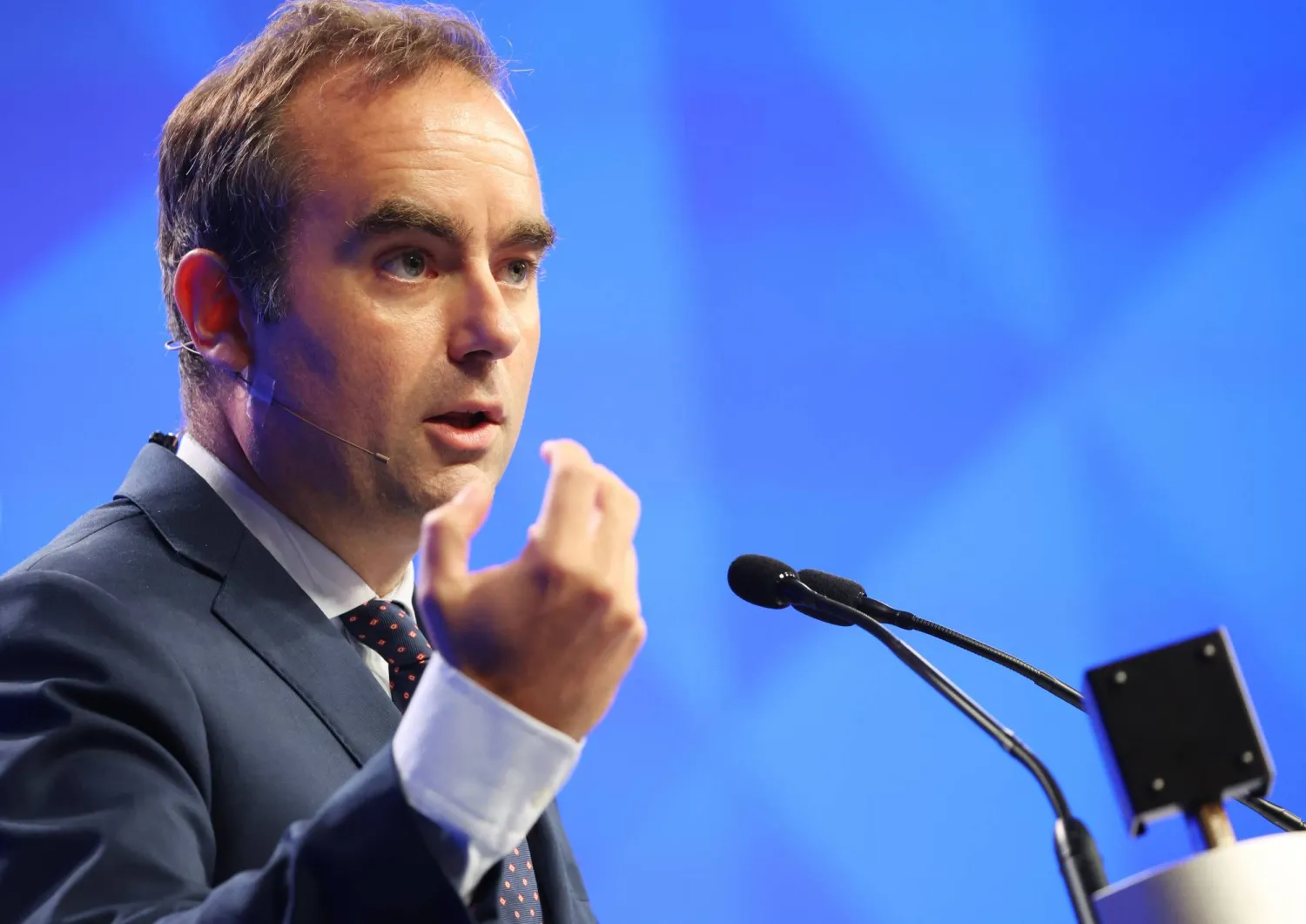 وزير الدفاع الفرنسي سيباستيان لوكورنو الذي عينه ماكرون رئيساً جديداً للوزراء (إ.ب.أ)