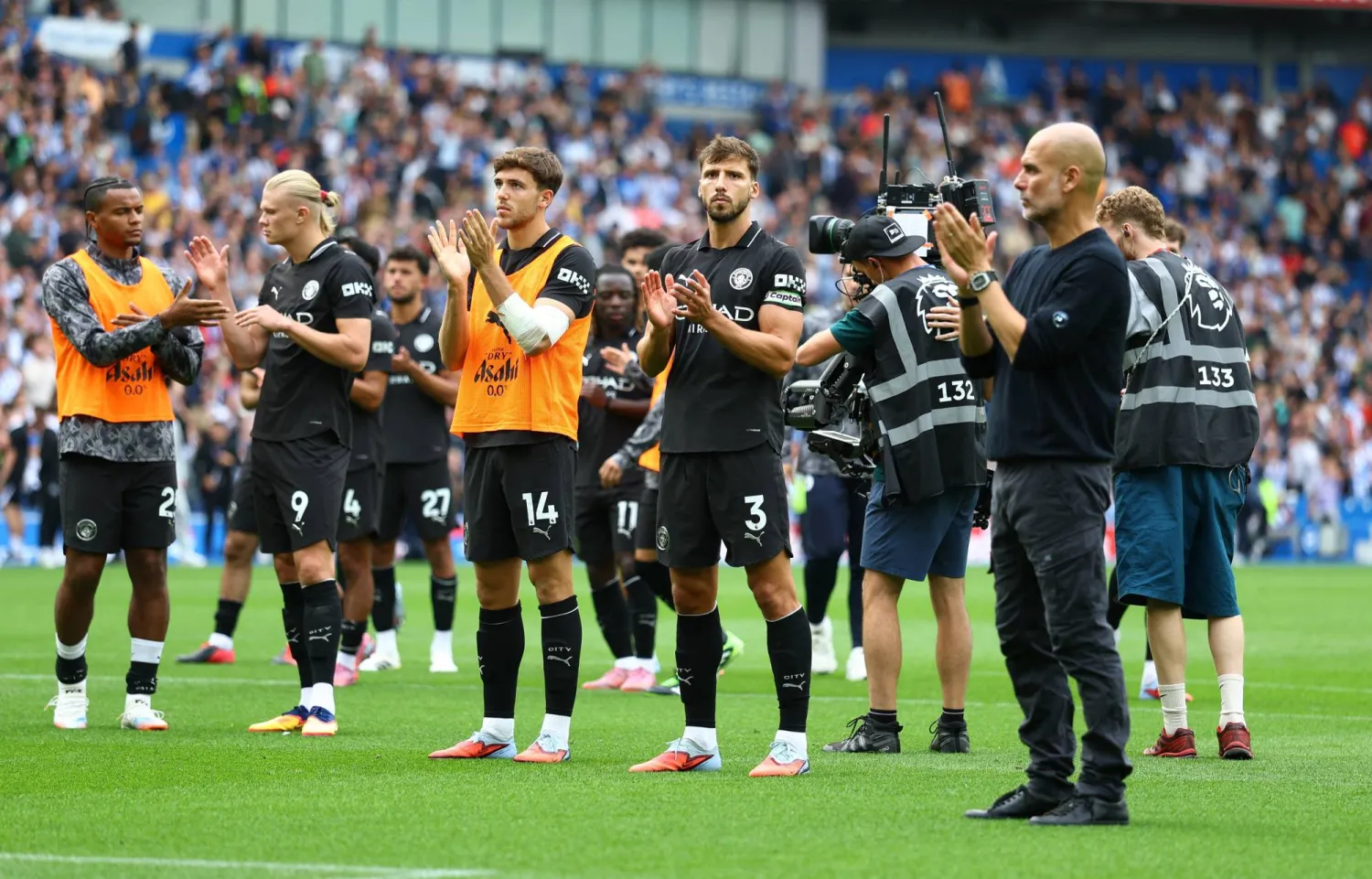 غوارديولا ولاعبوه ومشاعر الإحباط بعد الهزيمة أمام برايتون (رويترز)