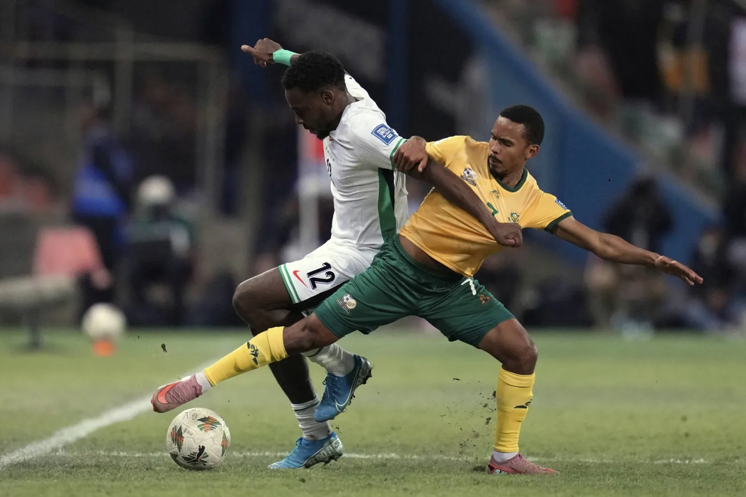 التعادل حكم قمة جنوب أفريقيا ونيجيريا (أ.ب)