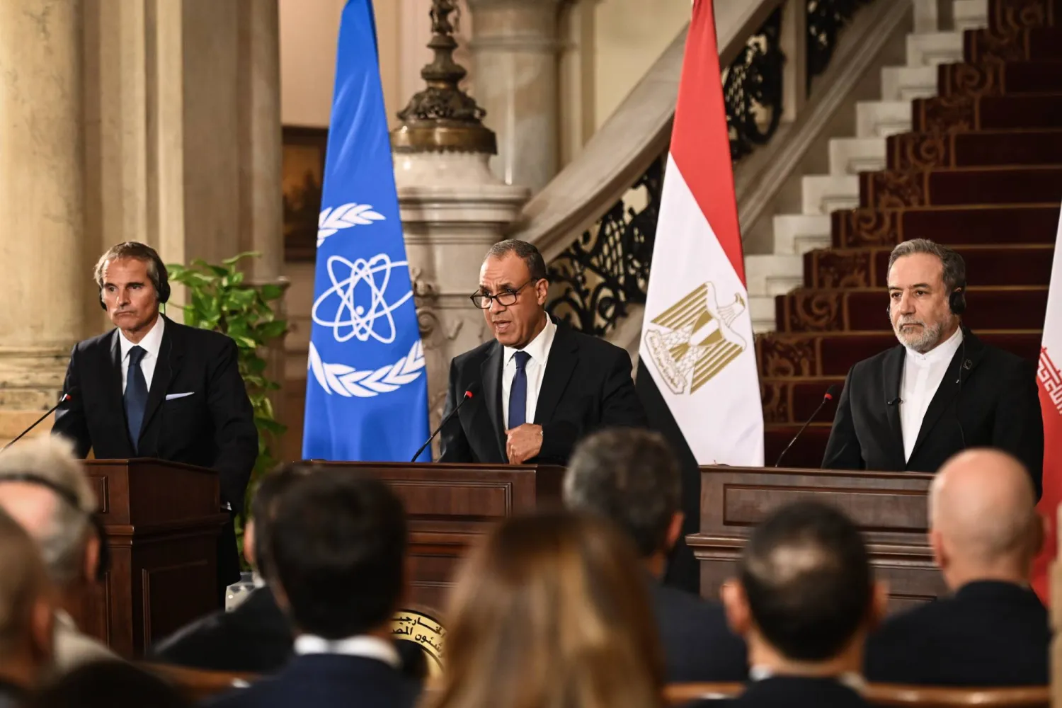 مؤتمر صحافي مشترك بين وزير الخارجية المصري بدر عبد العاطي ونظيره الإيراني عباس عراقجي والمدير العام للذرية الدولية رافائيل غروسي في القاهرة اليوم (د.ب.أ)