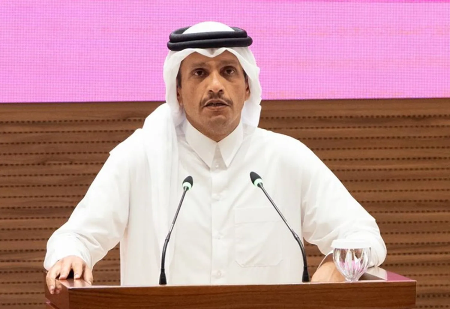 رئيس الوزراء القطري الشيخ محمد بن عبد الرحمن خلال المؤتمر الصحافي في الدوحة الثلاثاء (قنا)