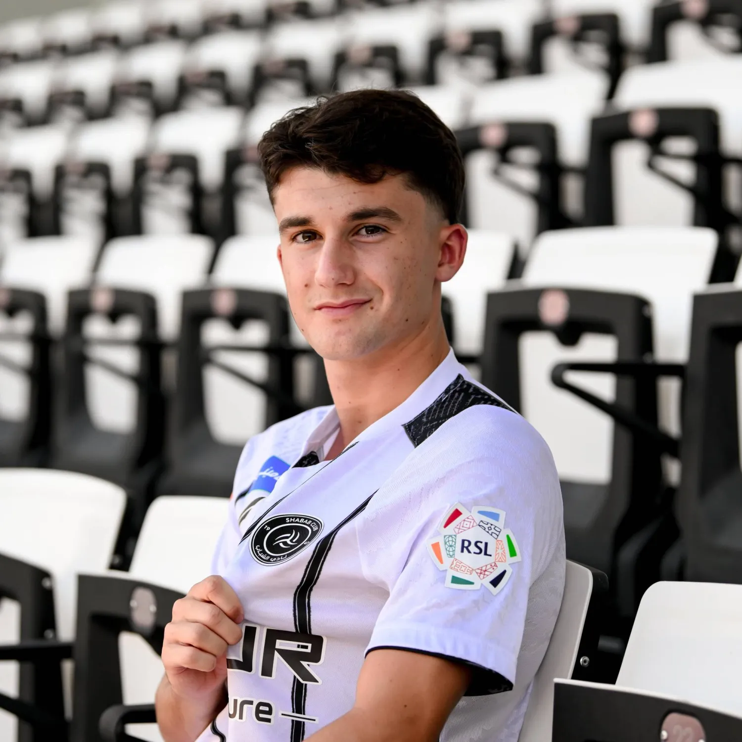 أوناي هيرنانديز سيدافع عن ألوان الشباب في الموسم الجديد (نادي الشباب)