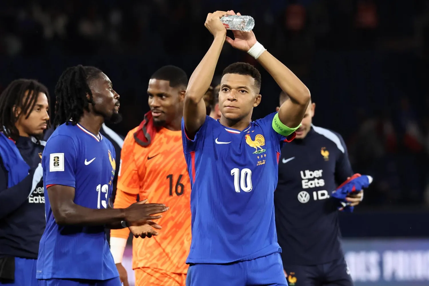 فرحة مبابي ولاعبي فرنسا بالفوز العصيب على أيسلندا (إ.ب.أ)