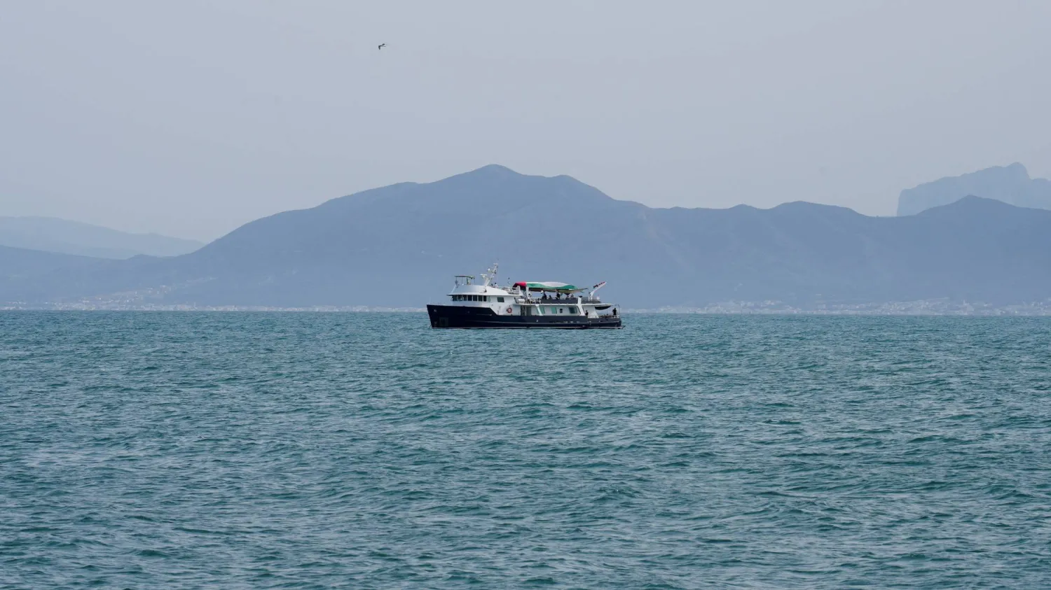 إحدى سفن «أسطول الصمود العالمي» المتجه لقطاع غزة وهي بالقرب من العاصمة التونسية يوم الأحد (رويترز)