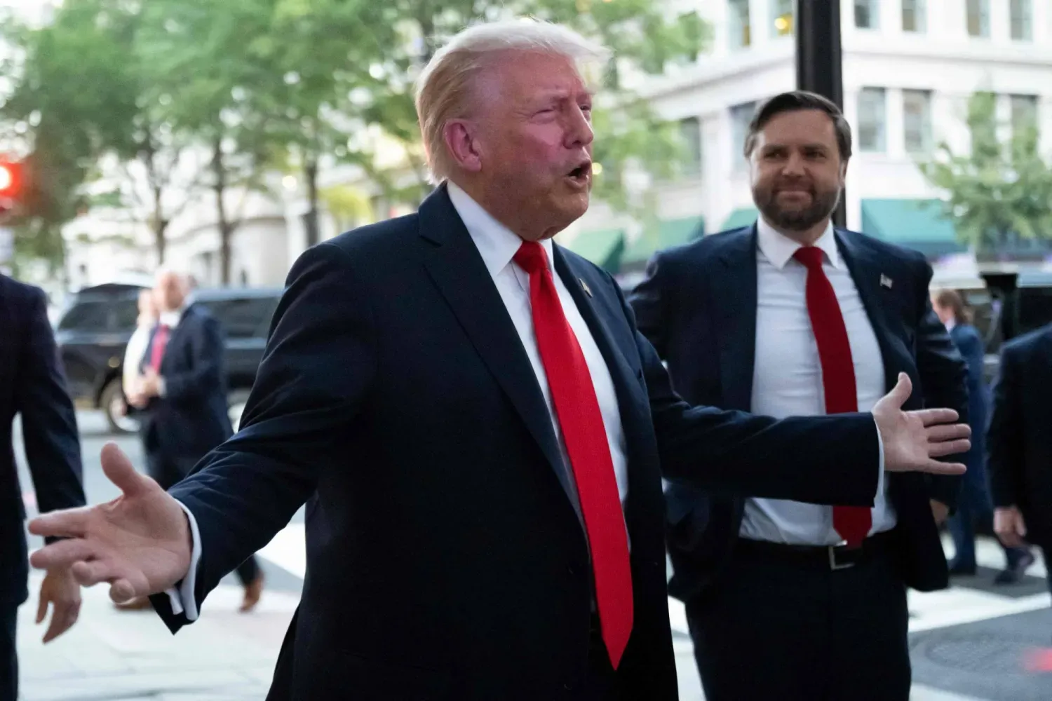 ABD Başkanı Donald Trump ve Başkan Yardımcısı J.D. Vance, Washington'daki bir restoranın dışında gazetecilere konuşuyor (AFP)