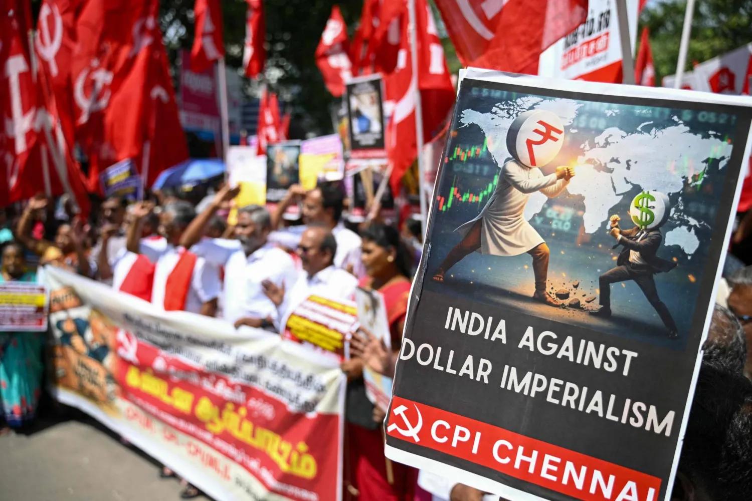 مظاهرة لنشطاء من الحزب الشيوعي الهندي احتجاجاً على رسوم ترمب في مدينة تشيناي يوم 5 سبتمبر (أ.ف.ب)