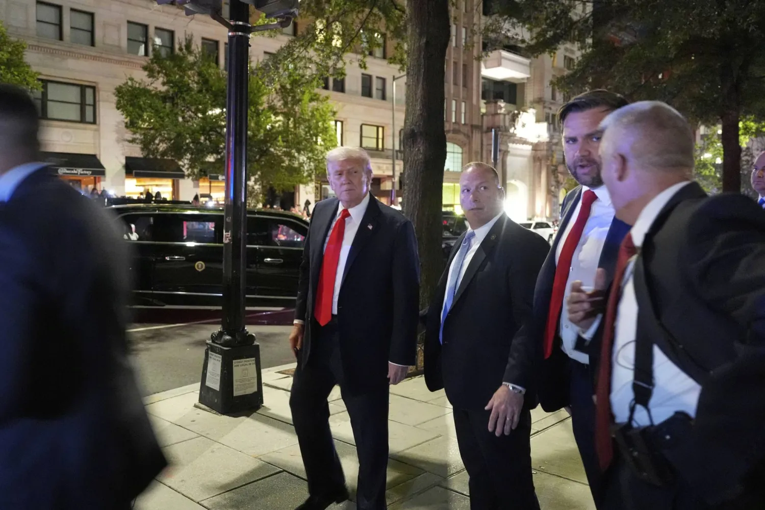 الرئيس الأميركي دونالد ترمب ونائبه يغادران بعد تناول العشاء في مطعم بالقرب من البيت الأبيض (أ.ب)