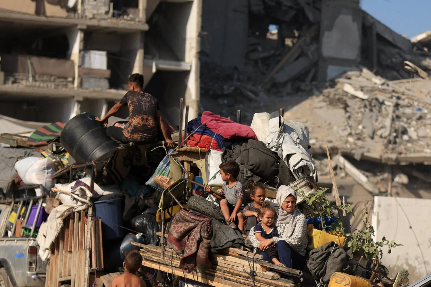 نازحون فلسطينيون بعد أن أمرت القوات الإسرائيلية سكان مدينة غزة بالإخلاء إلى الجنوب (رويترز)