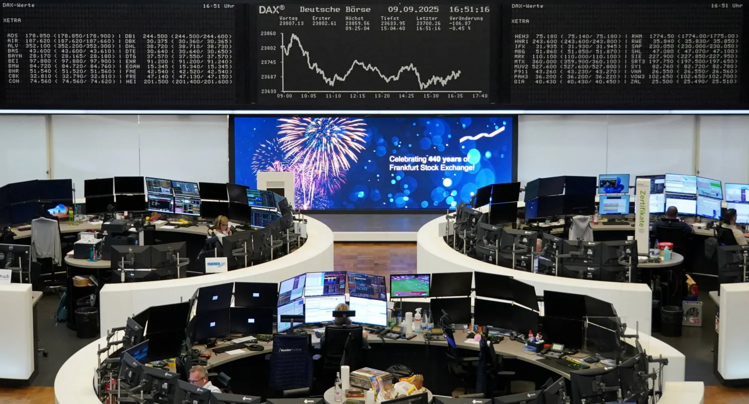 مخطط مؤشر الأسهم الألماني «داكس» ببورصة فرنكفورت (رويترز)