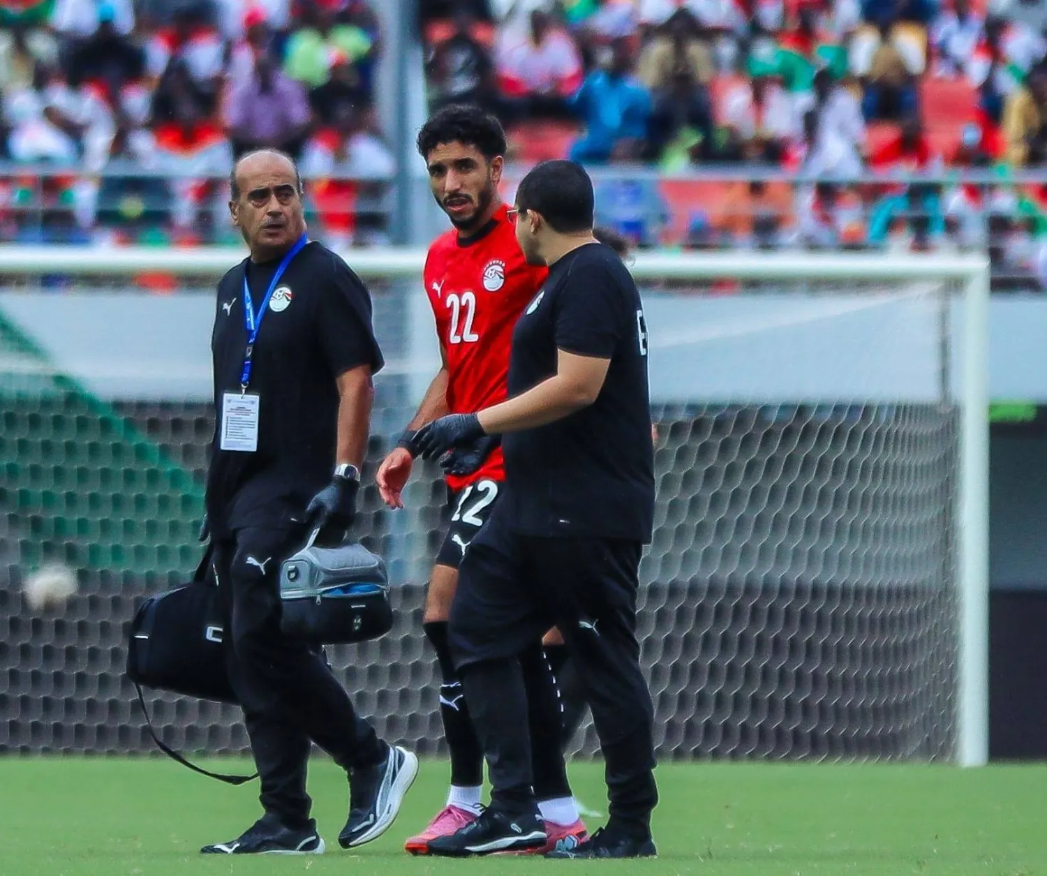 خرج مرموش بعد إصابته في الدقيقة الرابعة من مواجهة مصر مع مضيفتها بوركينا فاسو (الاتحاد المصري)