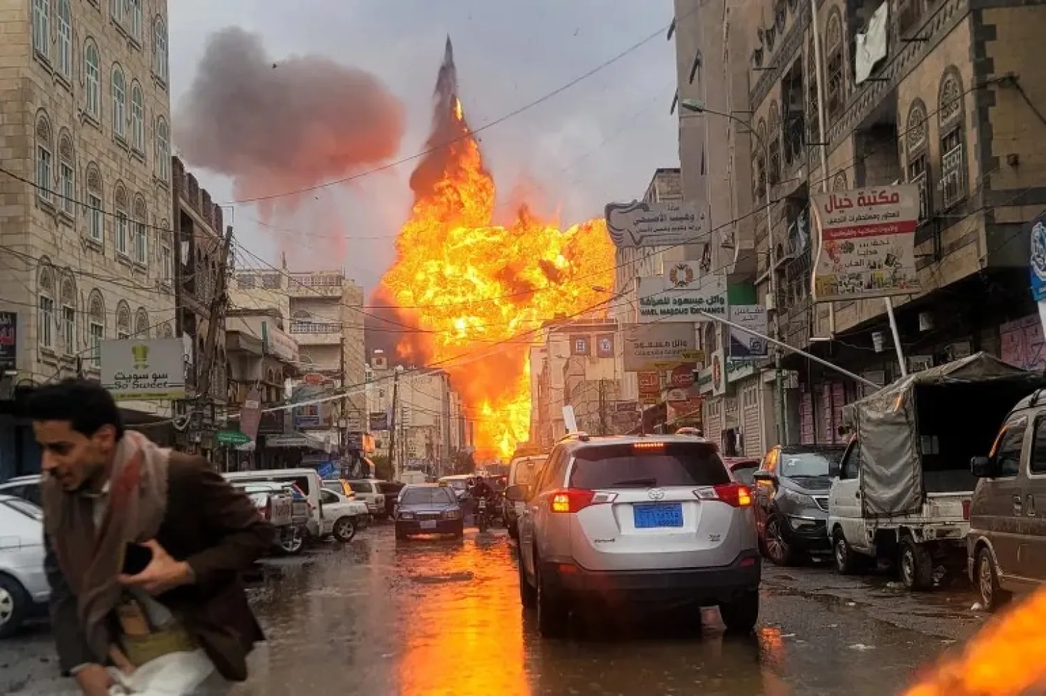 نيران الغارات التي اغتالت بها إسرائيل قادة حوثيين بينهم رئيس حكومتها غير المعترف بها (رويترز)