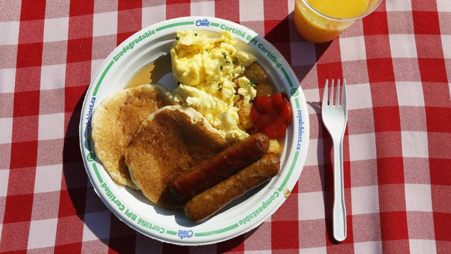 كبار السن الذين يتناولون وجبة الإفطار في وقت متأخر يكونون أكثر عرضة لمشكلات صحية (رويترز)