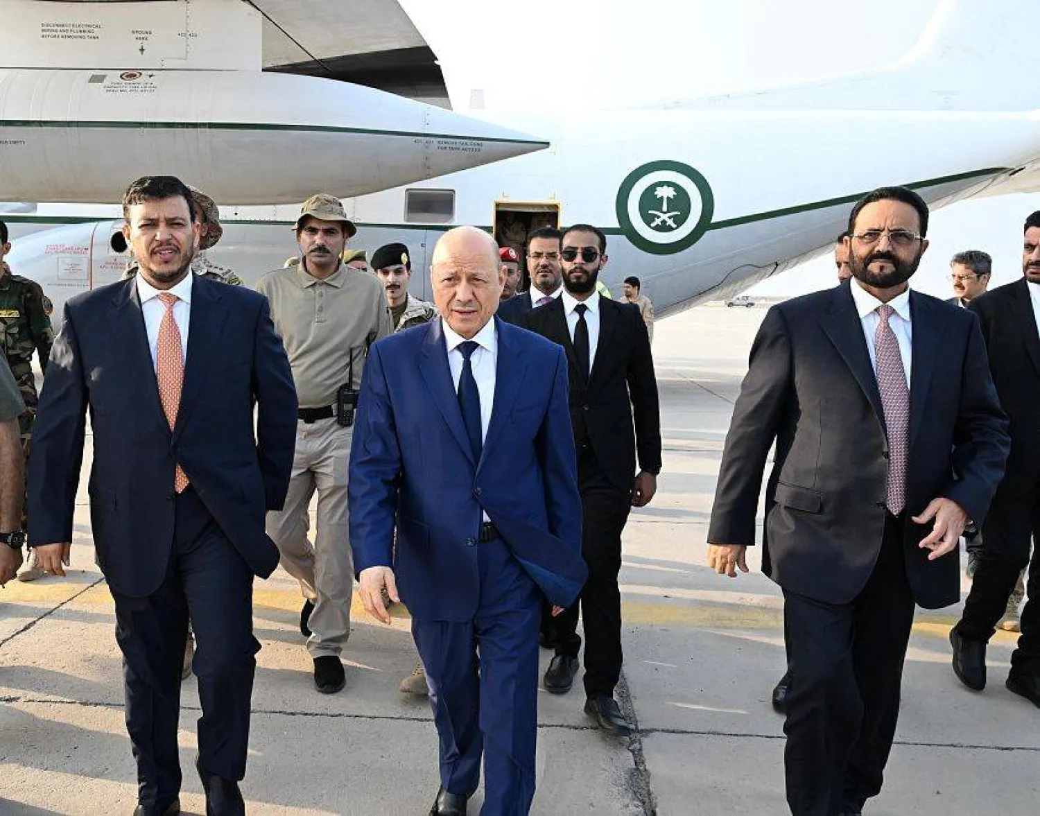 رئيس مجلس القيادة الرئاسي اليمني عاد إلى عدن رفقة اثنين من نوابه (سبأ)