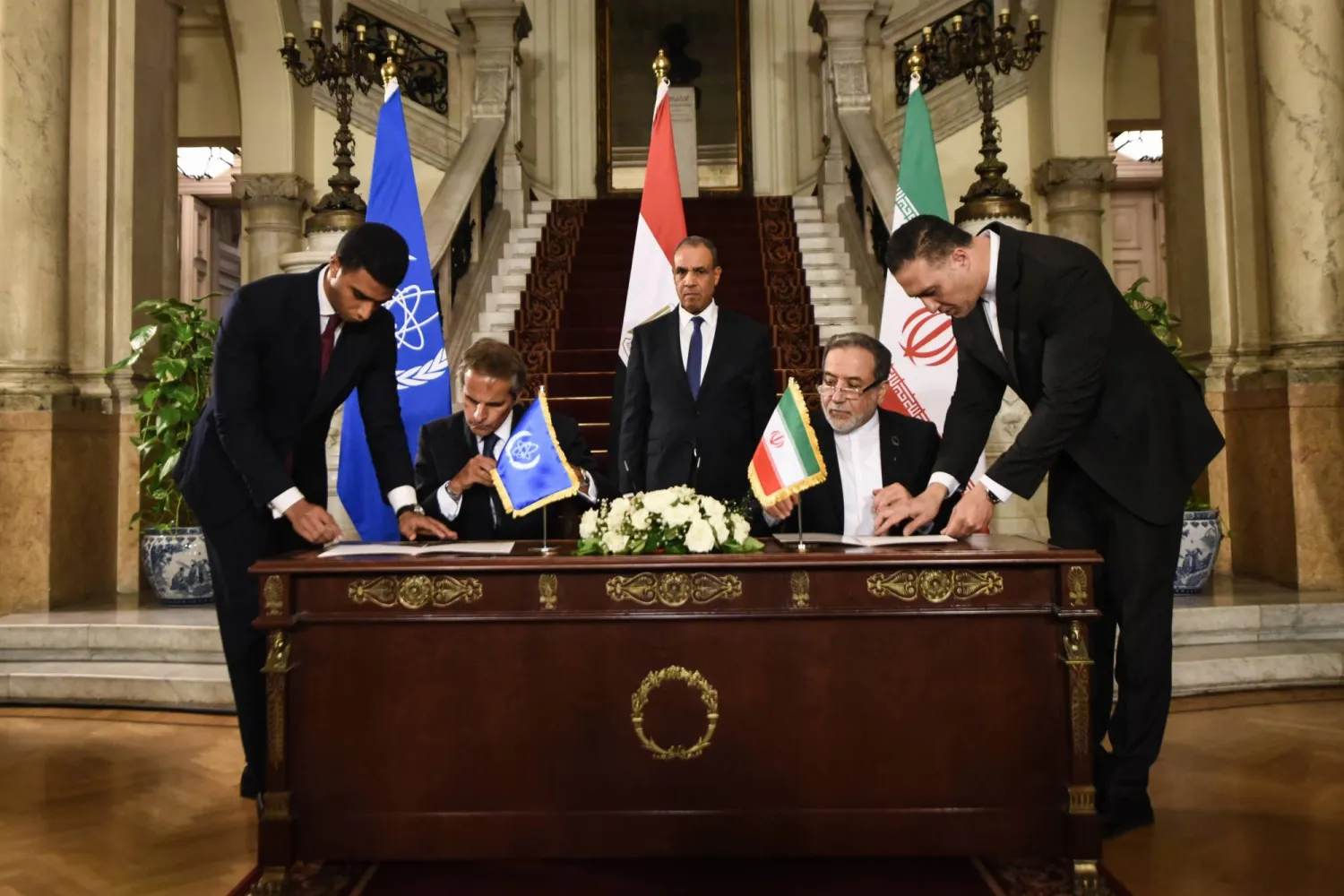 غروسي وعراقجي يوقعان اتفاقاً لاستئناف التفتيش على البرنامج النووي الإيراني بحضور وزير الخارجية المصري بدر عبد العاطي في القاهرة (د.ب.أ)