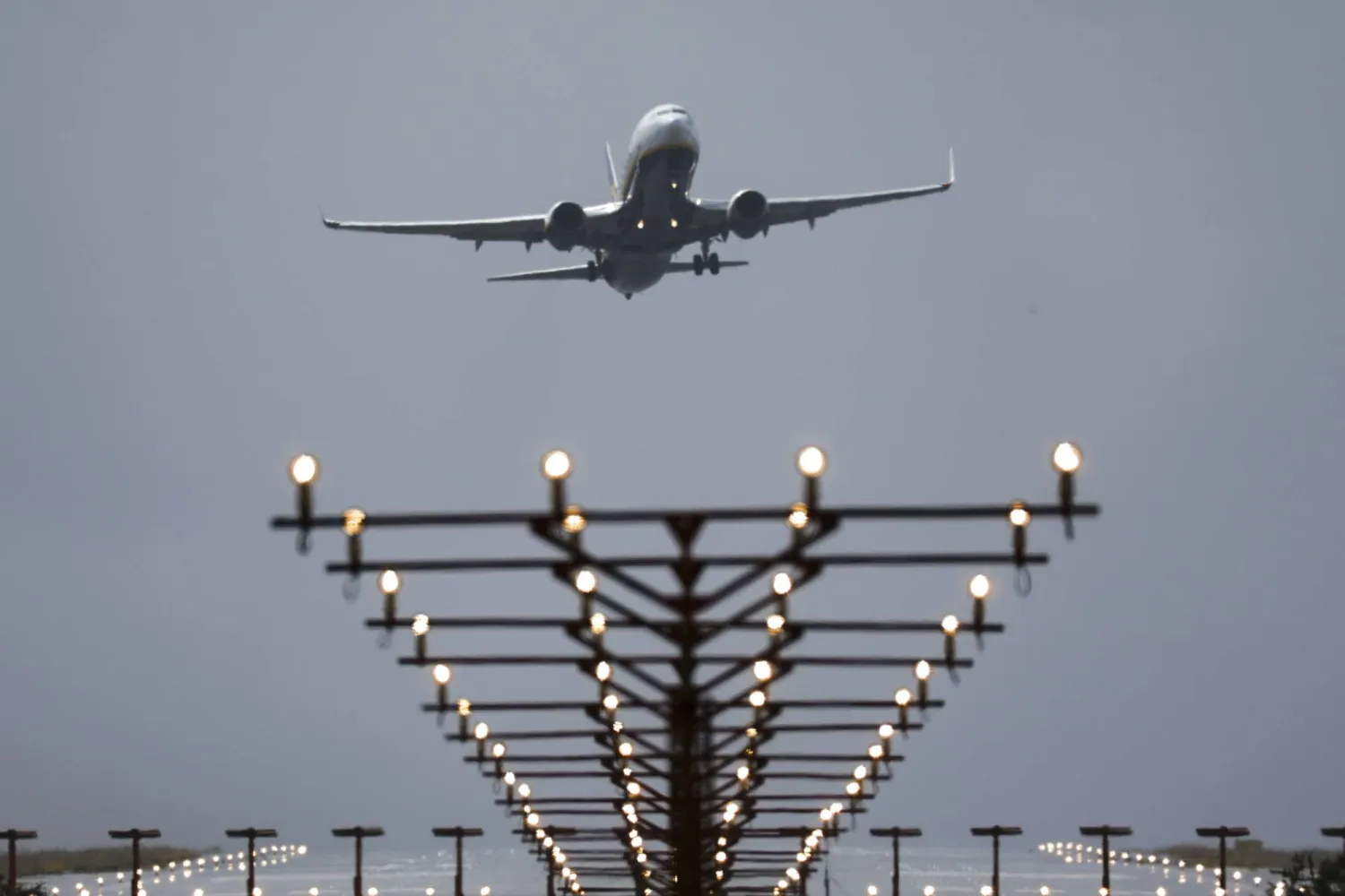 طائرة تابعة لشركة «رايان إير» تهبط في مطار «سانتياغو دي كومبوستيلا» بإسبانيا (إ.ب.أ)