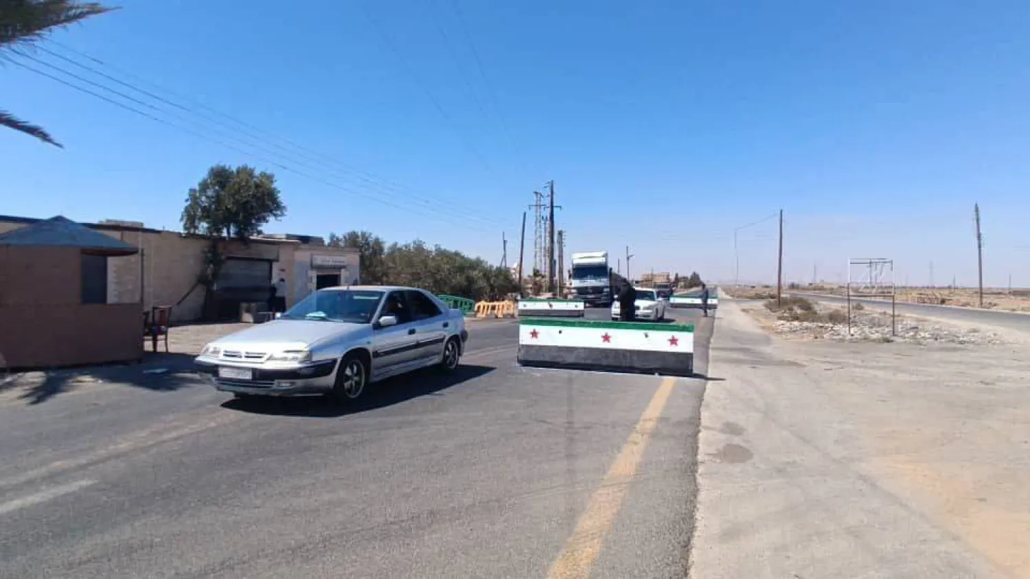 عودة تدريجية لحركة السيارات المدنية على طريق دمشق - السويداء بالتزامن مع دخول الشاحنات التجارية وصهاريج المحروقات (محافظة السويداء)