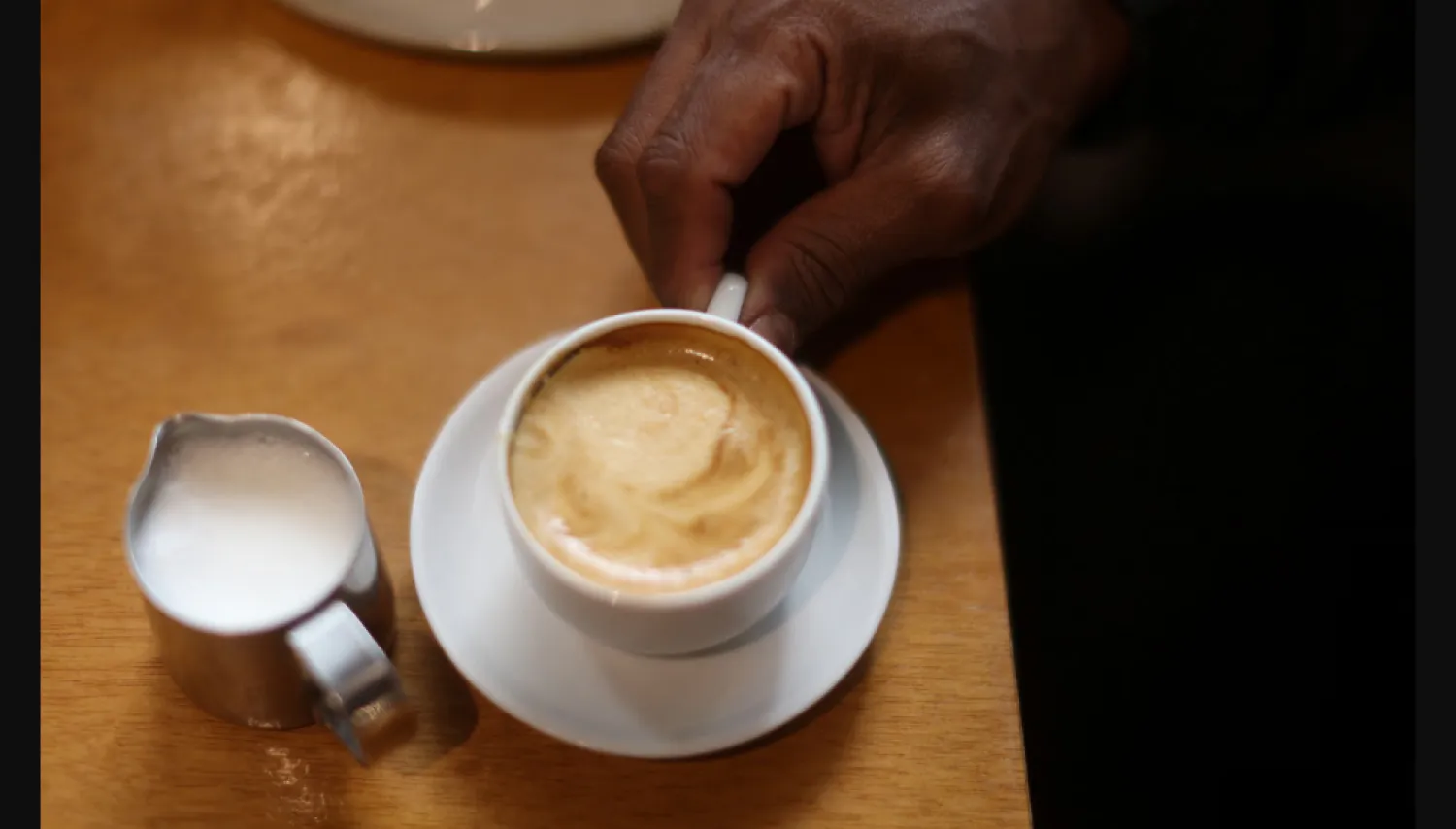 إضافة الحليب إلى الشاي أو القهوة يمكن أن يقلل من التصبغات (رويترز)