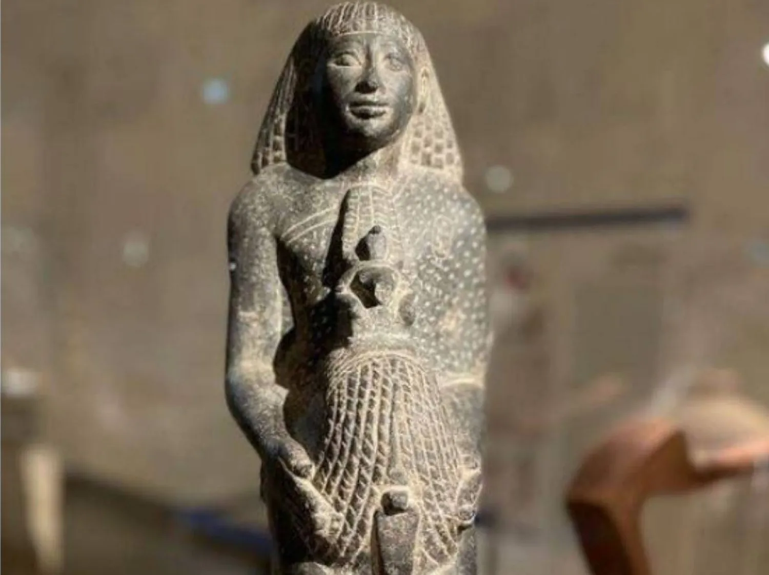 تمثال «المساح بن حرى» ومعه الحبل كأداة للقياس (متحف الحضارة المصرية)