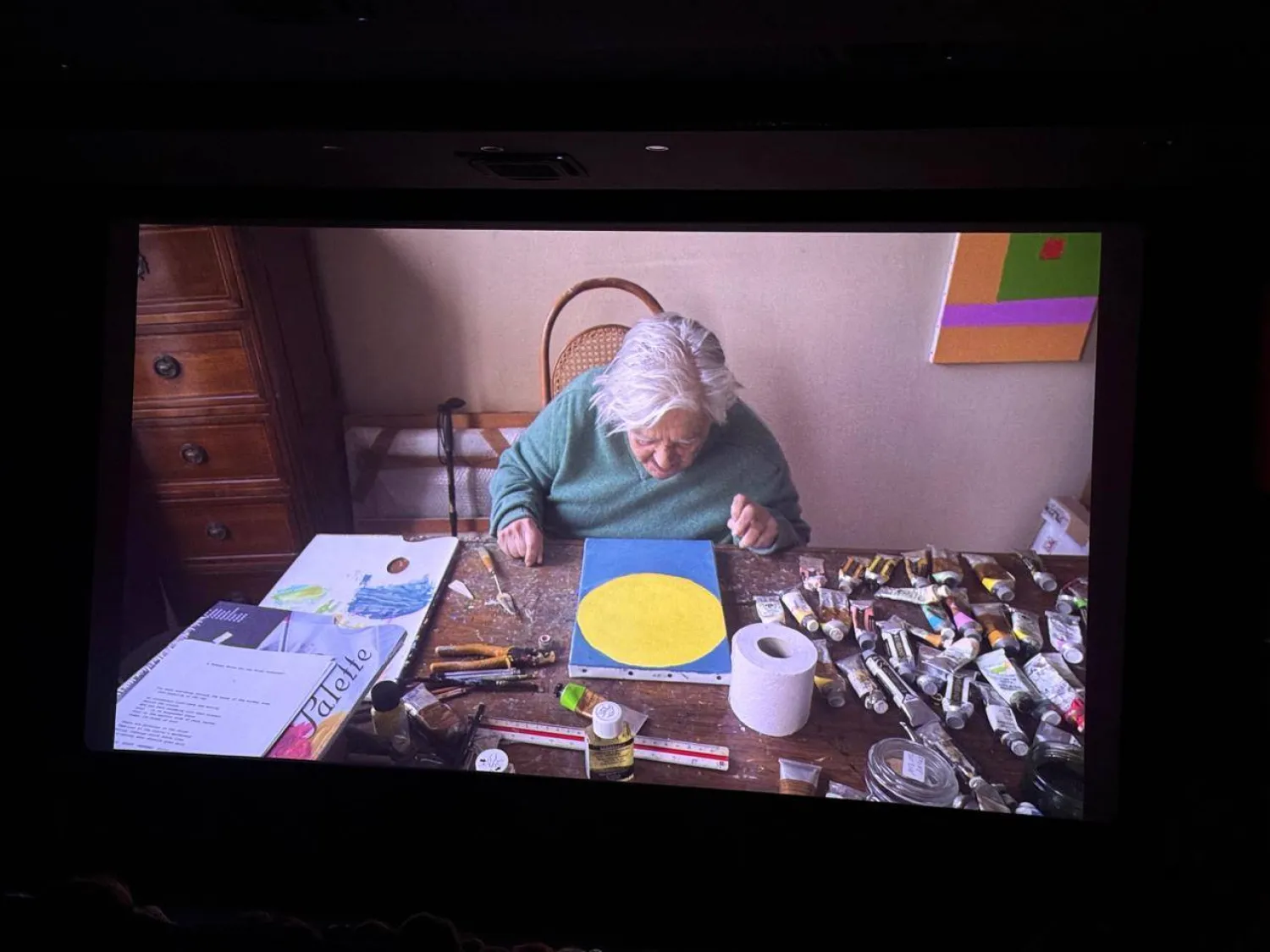 الريشة عندها وسيلة لالتقاط الوجود (لقطة من الفيلم)