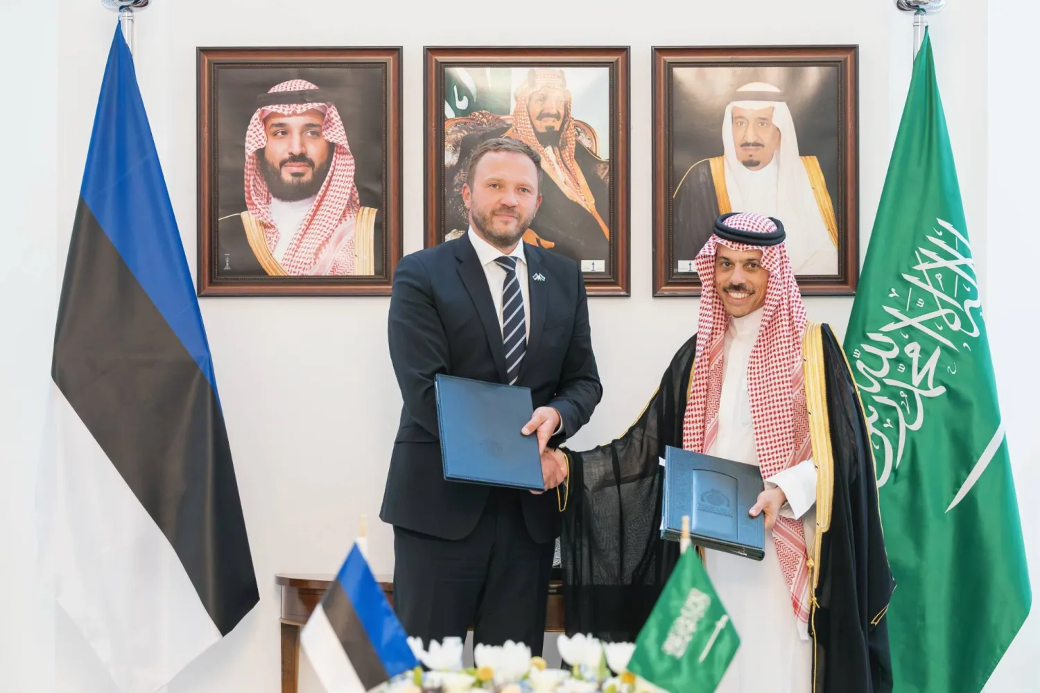 وزيرا خارجية السعودية وإستونيا عقب توقيعهما الاتفاقية في العاصمة الرياض الأربعاء (واس)
