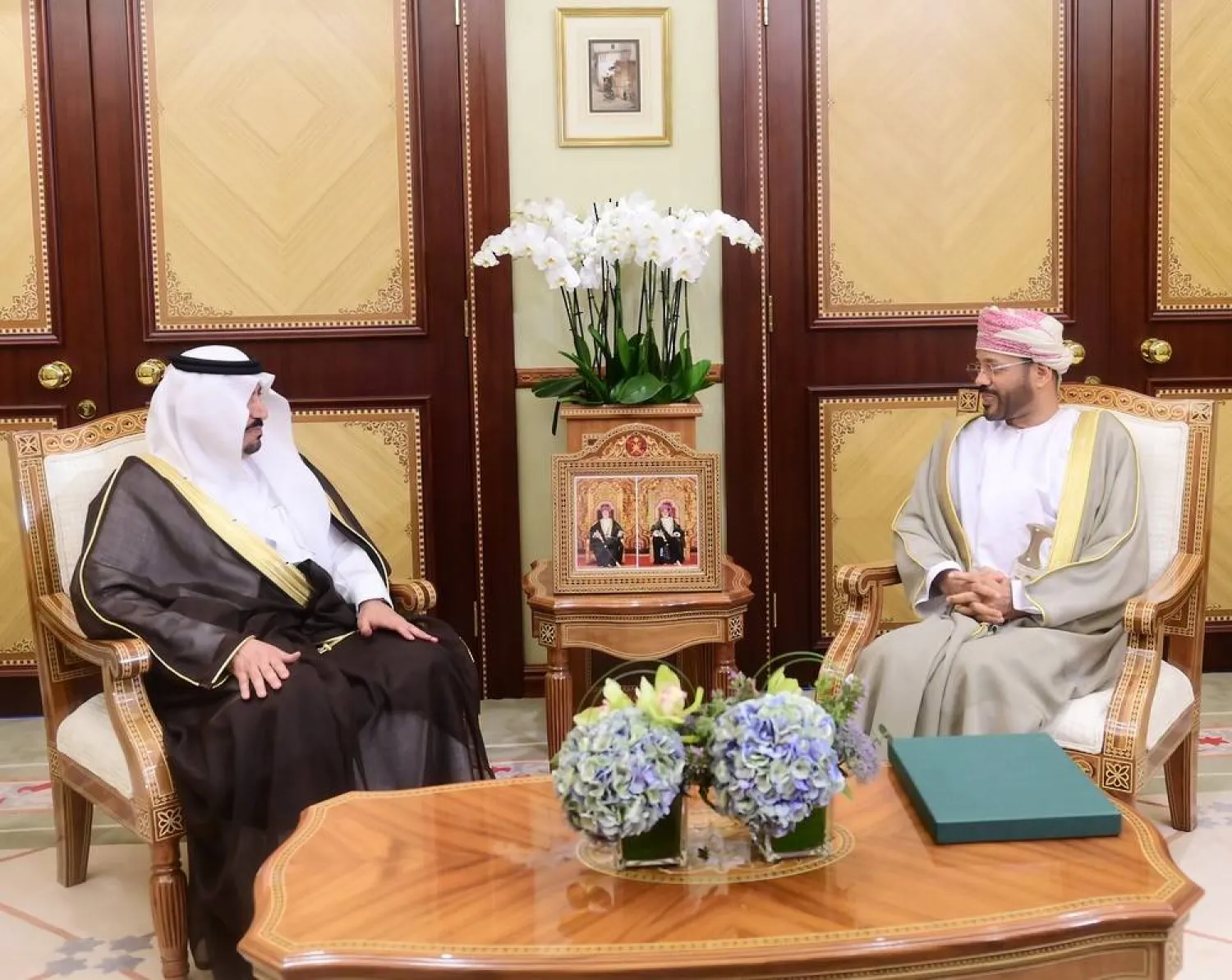 بدر البوسعيدي وزير الخارجية العمانية خلال استقباله السفير السعودي إبراهيم بن سعد بن بيشان (العُمانية)