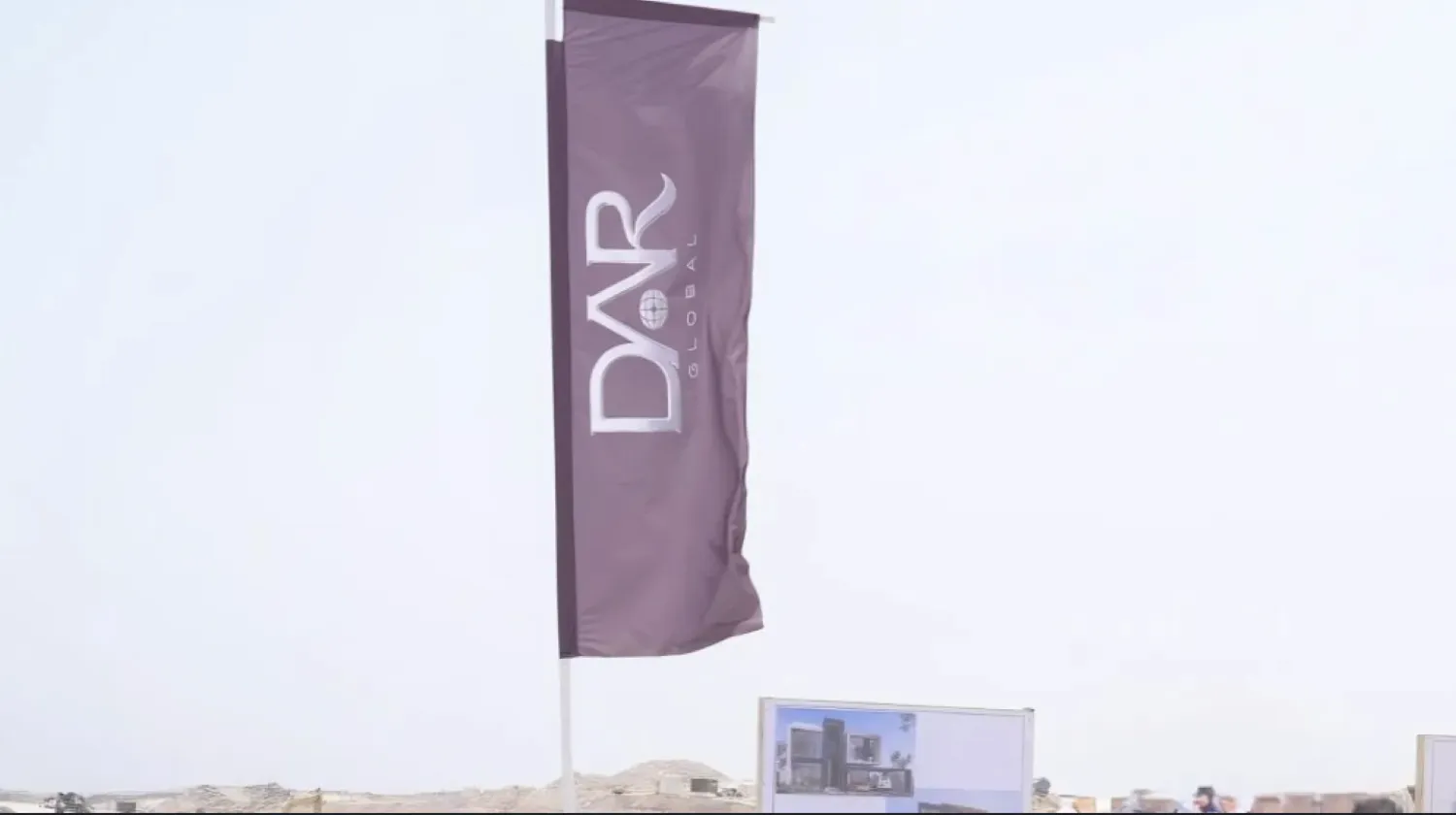 شعار شركة «دار غلوبال» في أحد مشاريعها (الشرق الأوسط)