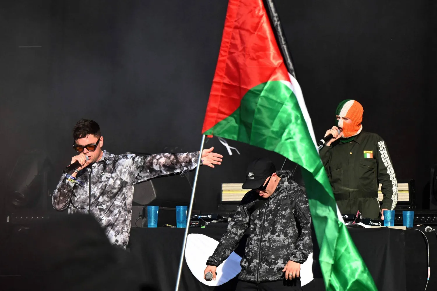 فرقة «نيكاب» خلال إحيائها حفلاً موسيقياً في مدينة شارلفيل-ميزيير الفرنسية في 17 أغسطس (أ.ف.ب)