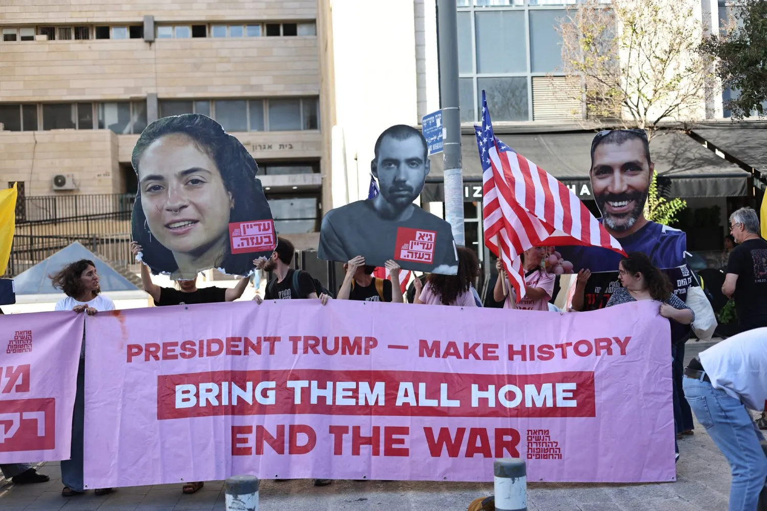 مظاهرة لأفراد عائلات الرهائن الإسرائيليين وأنصارهم خارج متحف التسامح في القدس أثناء خطاب رئيس الوزراء الإسرائيلي بنيامين نتنياهو (إ.ب.أ)