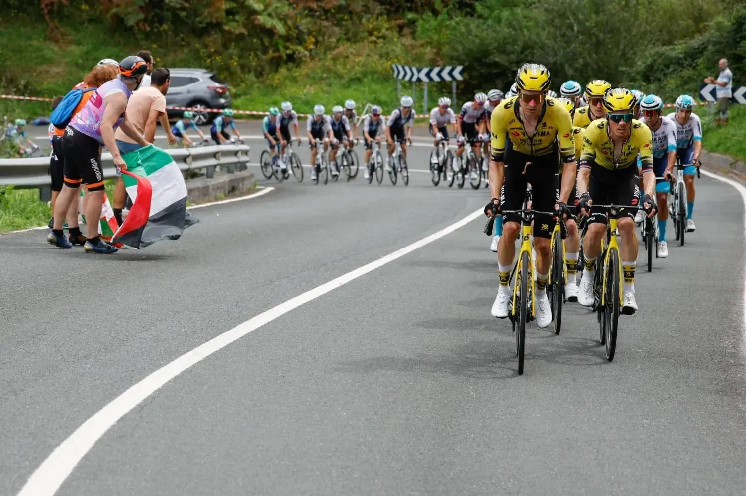 متظاهرون يحملون أعلام فلسطين أوقفوا فريق إسرائيل للدراجات (إ.ب.أ)