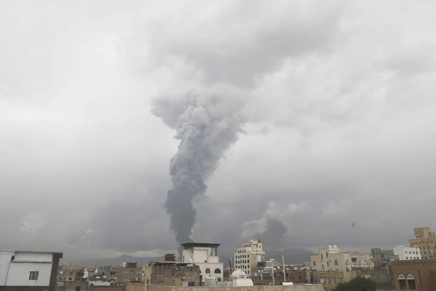 دخان يتصاعد جنوب العاصمة اليمنية صنعاء الخاضعة للحوثيين إثر غارة إسرائيلية 24 أغسطس الماضي (أ.ب)