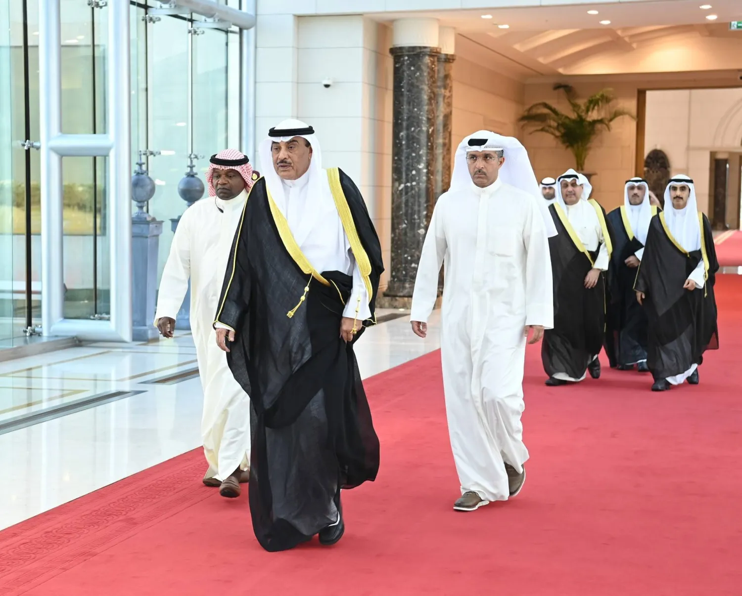 ولي العهد الكويتي متوجهاً إلى قطر (كونا)