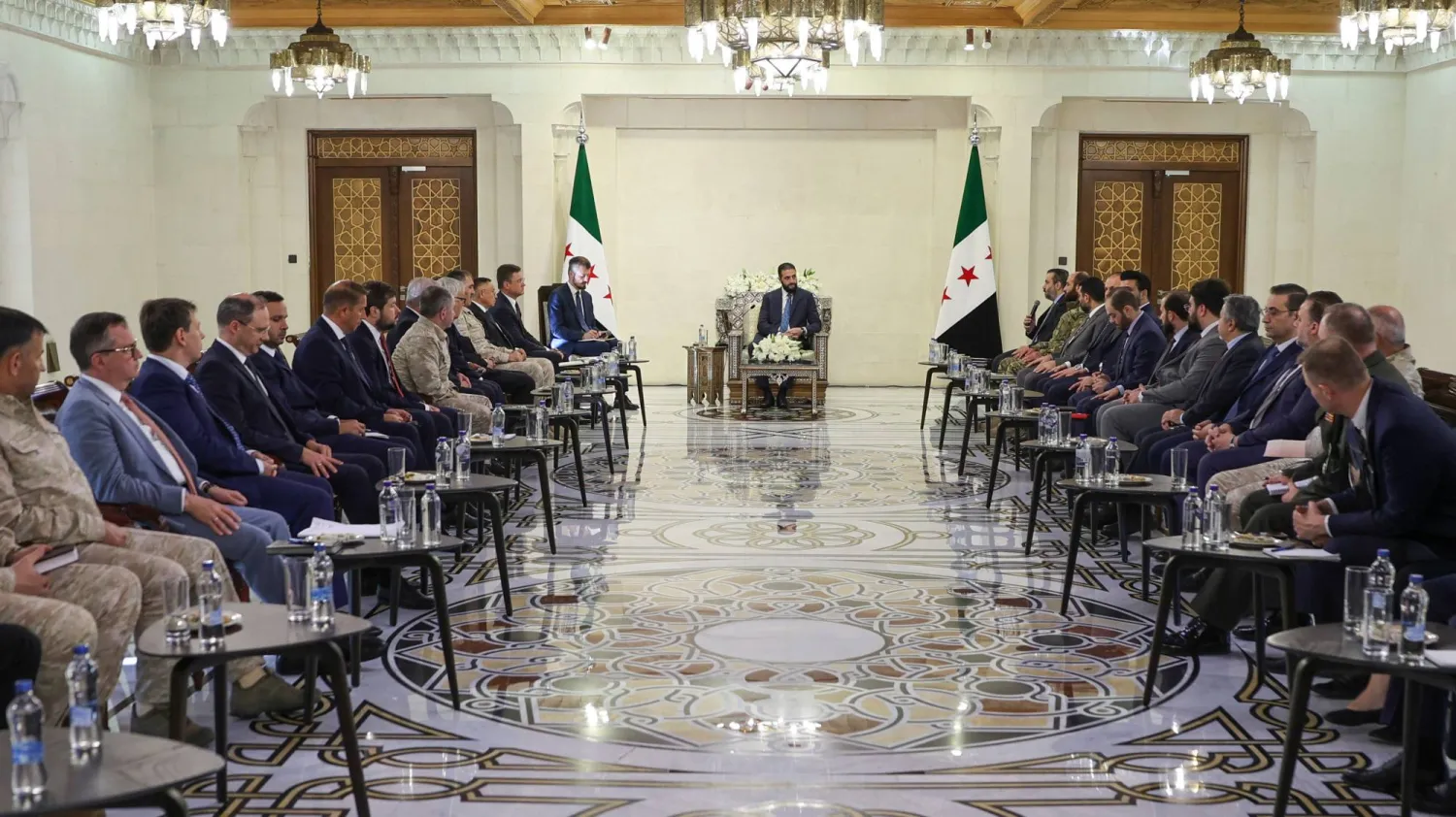 استقبل الرئيس السوري أحمد الشرع الثلاثاء وفداً روسياً رفيع المستوى برئاسة ألكساندر نوفاك نائب رئيس الوزراء في روسيا الاتحادية (الرئاسة السورية)