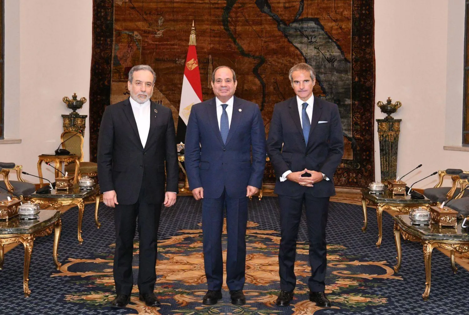 الرئيس المصري عبد الفتاح السيسي يتوسط وزير الخارجية الإيراني ومدير الوكالة الدولية للطاقة الذرية (الرئاسة المصرية)