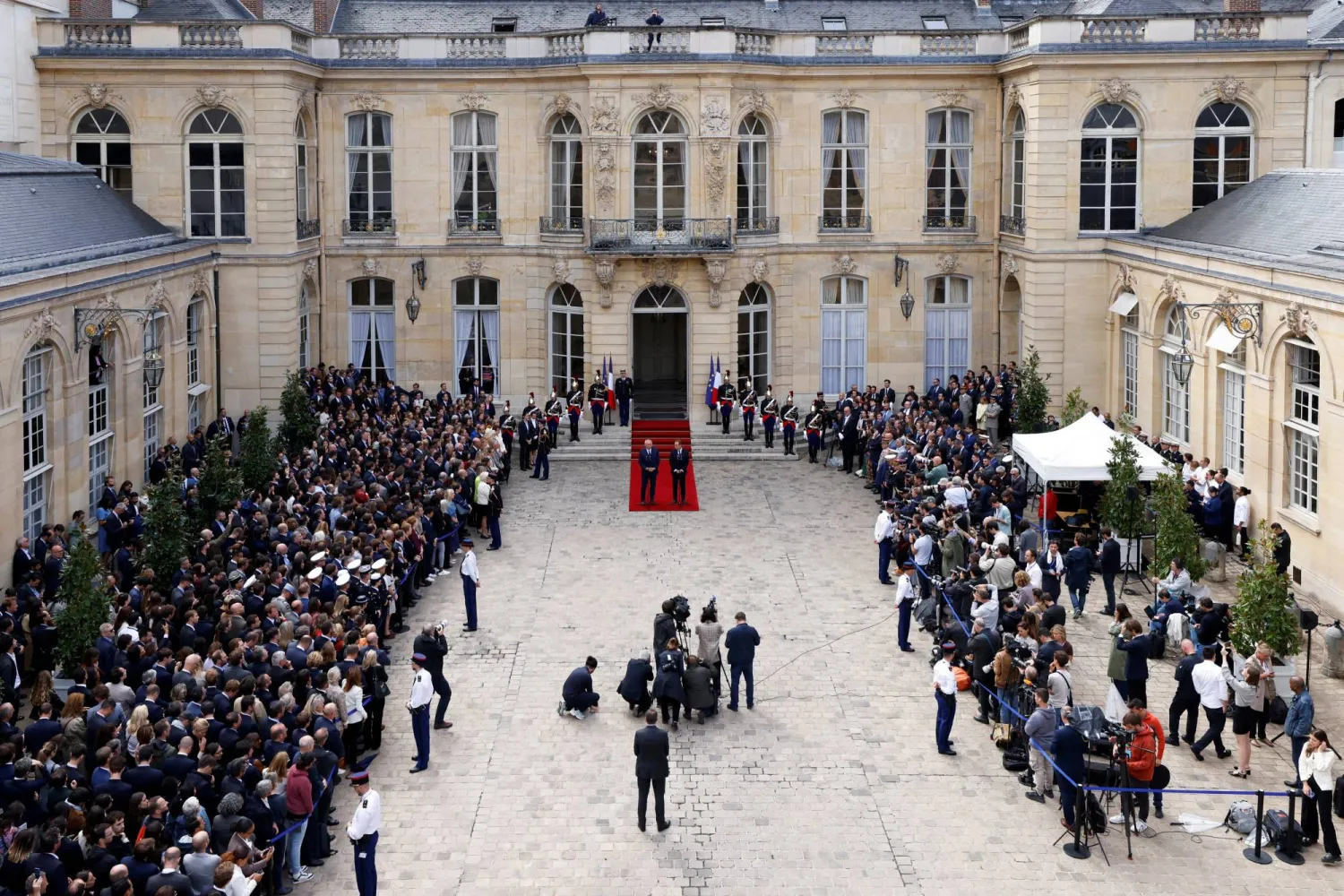 رئيسا الحكومة سيباستيان لوكورنو الوافد (يمين) والخارج (فرنسوا بايرو) بمناسبة عملية التسلم والتسليم ظهر الأربعاء (رويترز)