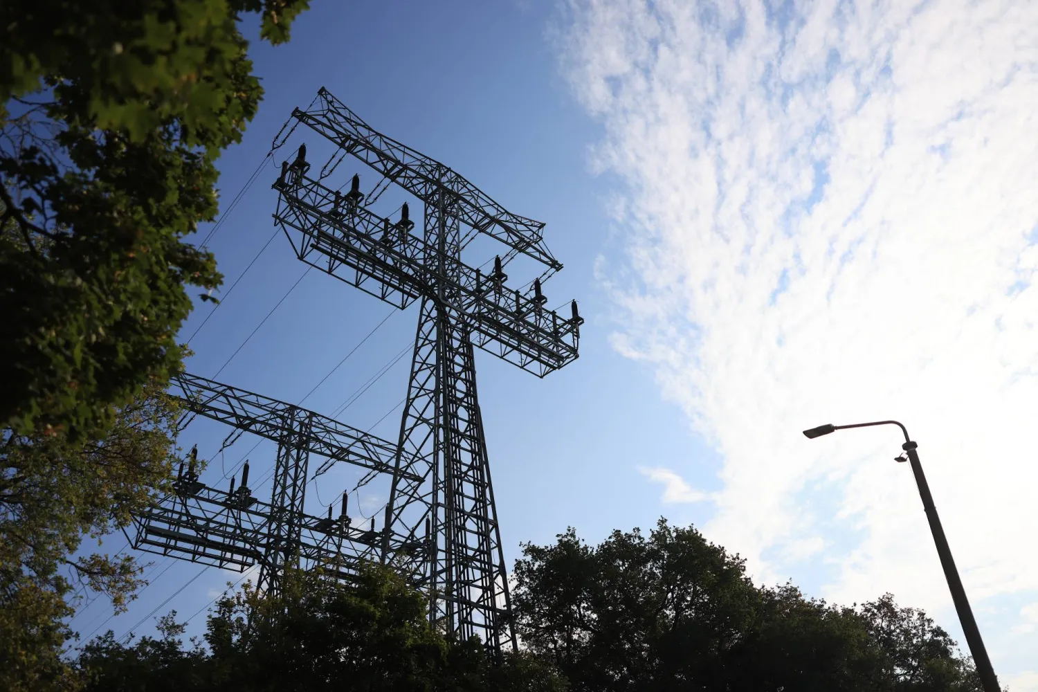 برج كهرباء متضرر جزئياً جراء حريق في برلين (إ.ب.أ)
