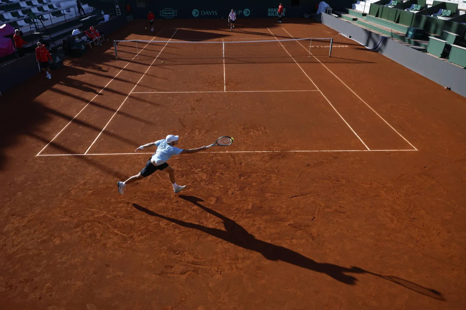 إيطاليا تحمل لقب آخر بطولتين بعد فوزها على هولندا (إ.ب.أ)