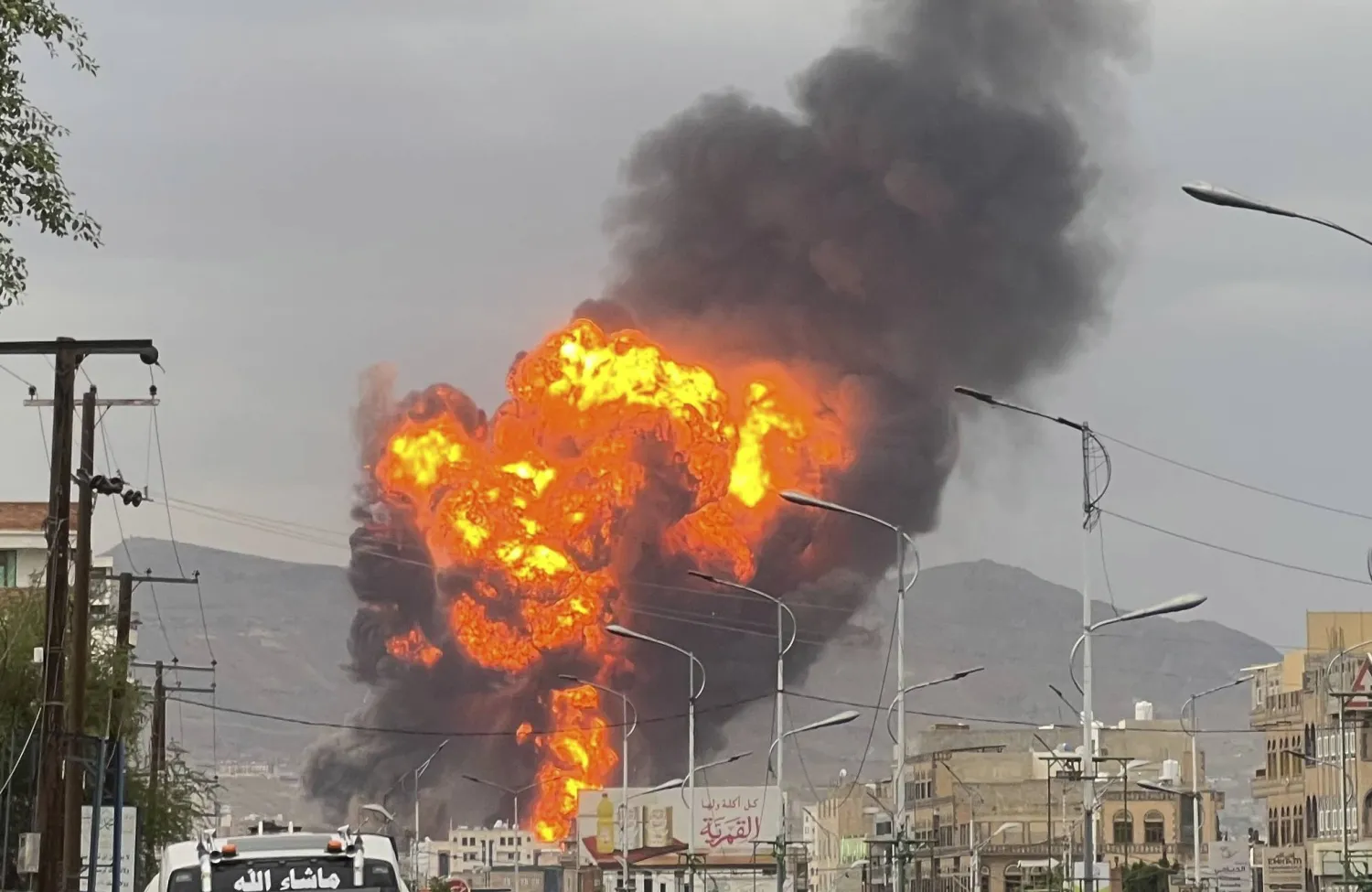 دخان وألسنة لهب تصاعد إثر ضربة إسرائيلية على صنعاء الخاضعة للحوثيين (أ.ب)