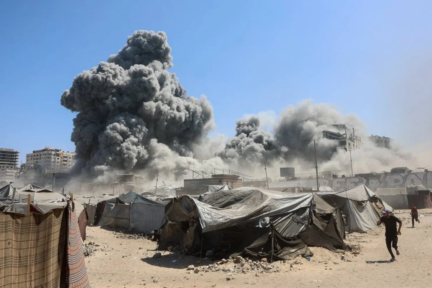 تصاعد الدخان في مدينة غزة بعد غارات إسرائيلية على برج طيبة (أ.ف.ب)
