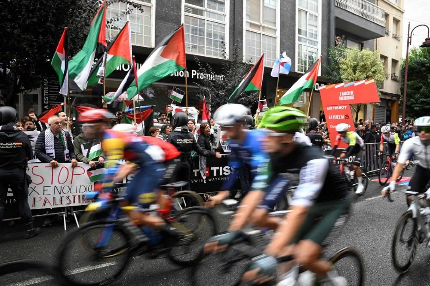  Pro-Palestinians protesters wave Palestinian flags as riders take the start of the 17th stage of the Vuelta a Espana, a 143 km race between O Barco de Valdeorras and Alto de El Morredero, Ponferrada, on September 10, 2025. (AFP) 