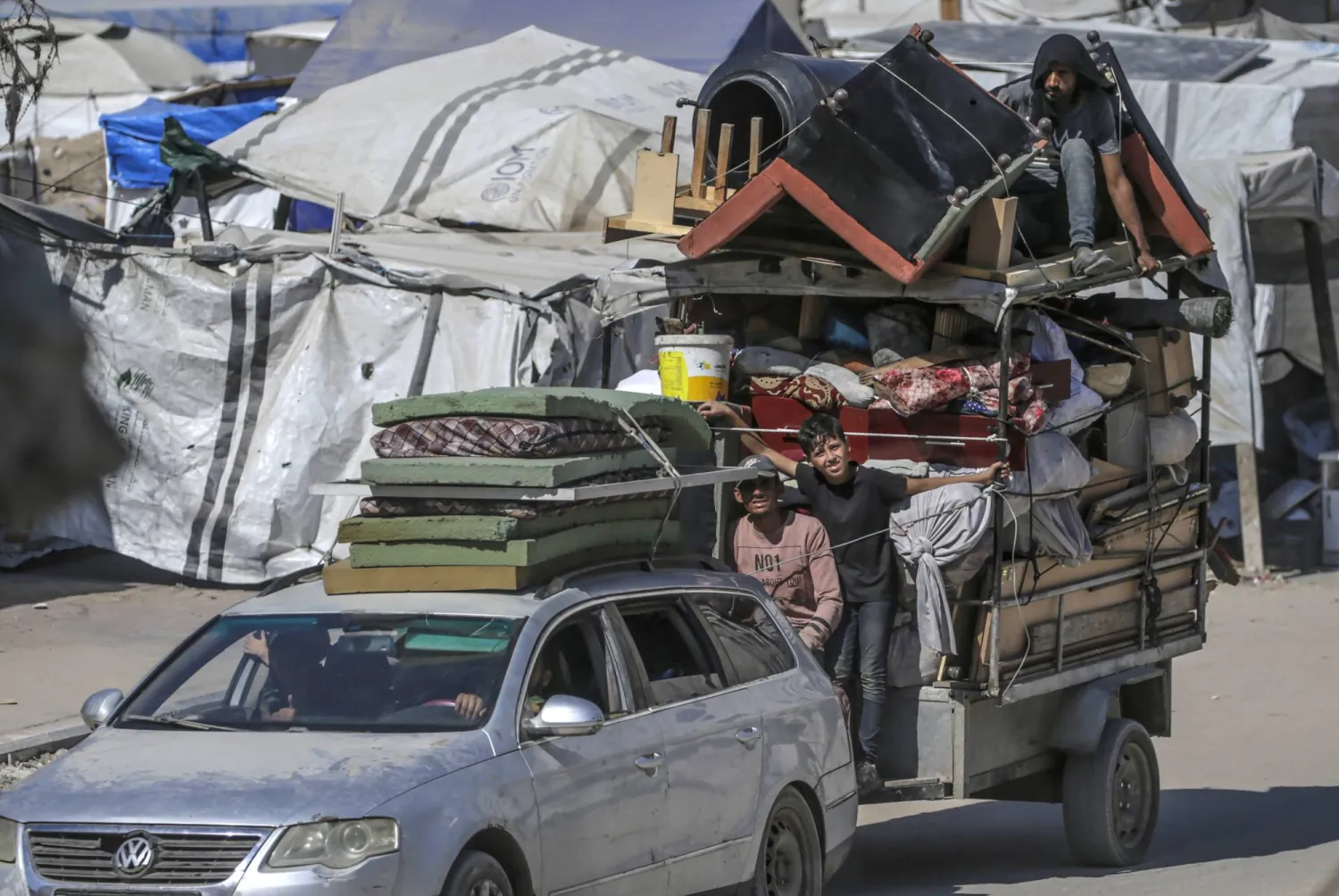 نازحون فلسطينيون داخلياً يفرون من منطقة إلى أخرى داخل مدينة غزة قبل غارة جوية إسرائيلية على المدينة... 6 سبتمبر 2025 (إ.ب.أ)